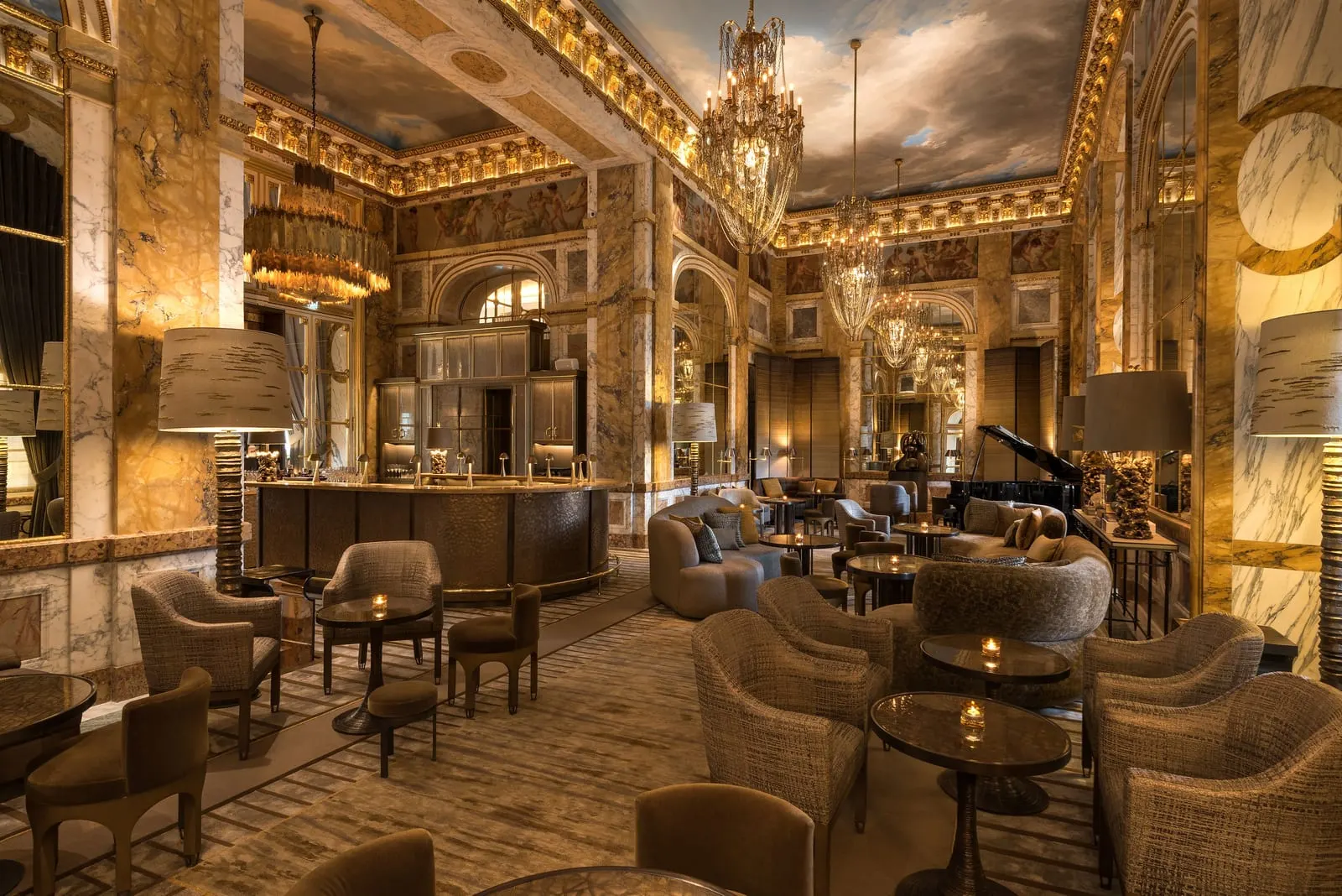 Hôtel de Crillon, A Rosewood Hotel: Bar Les Ambassadeurs under its painted ceiling