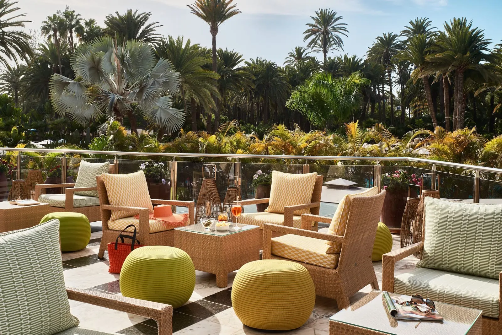 Seaside Palm Beach: A lounge terrace above the palm garden