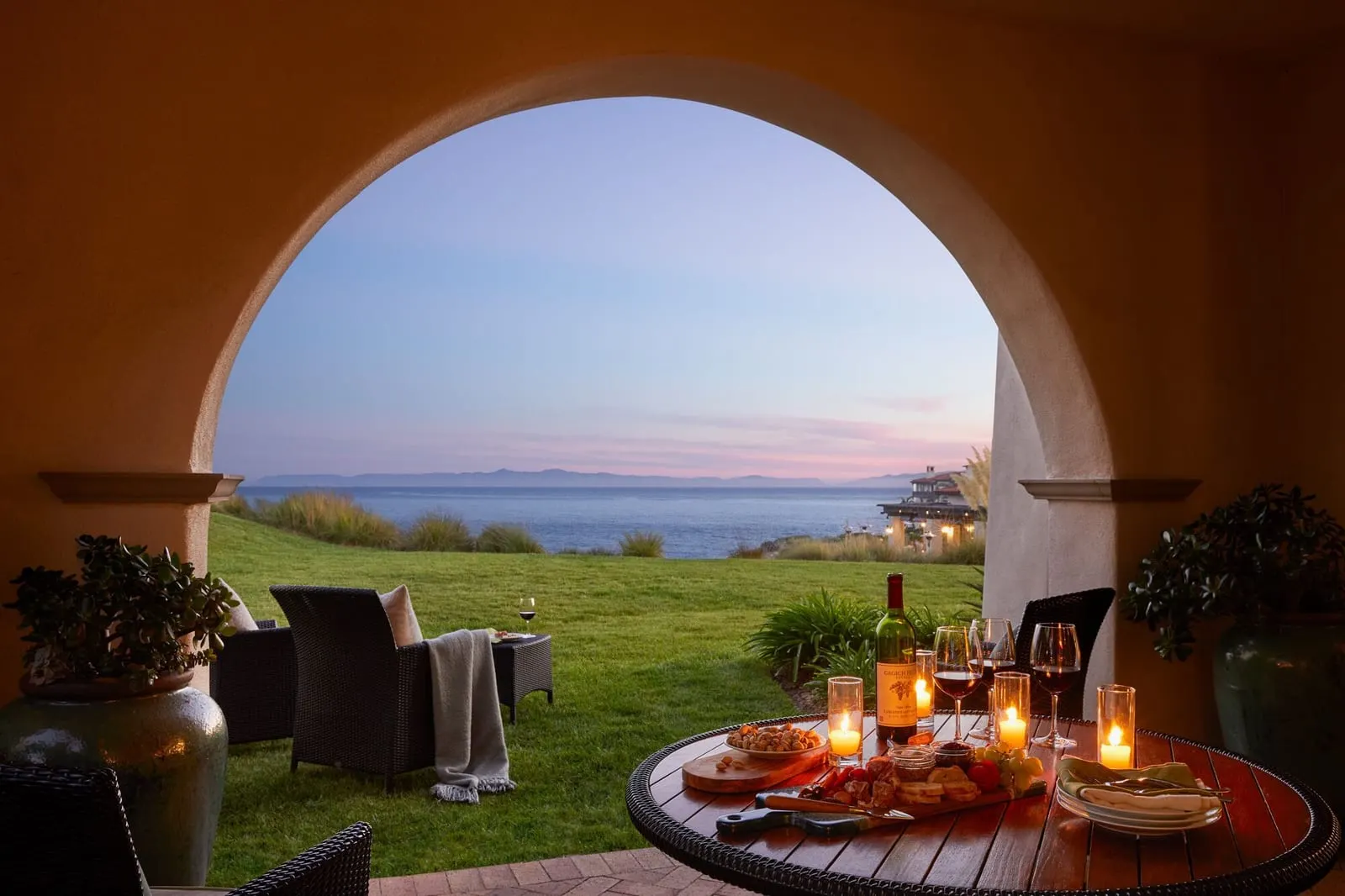 Terranea Resort: An arched patio over the lawn and the sea