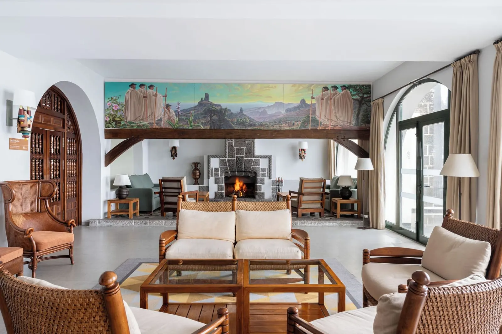 Parador de Cruz de Tejeda: The guests' lounge with its open fire