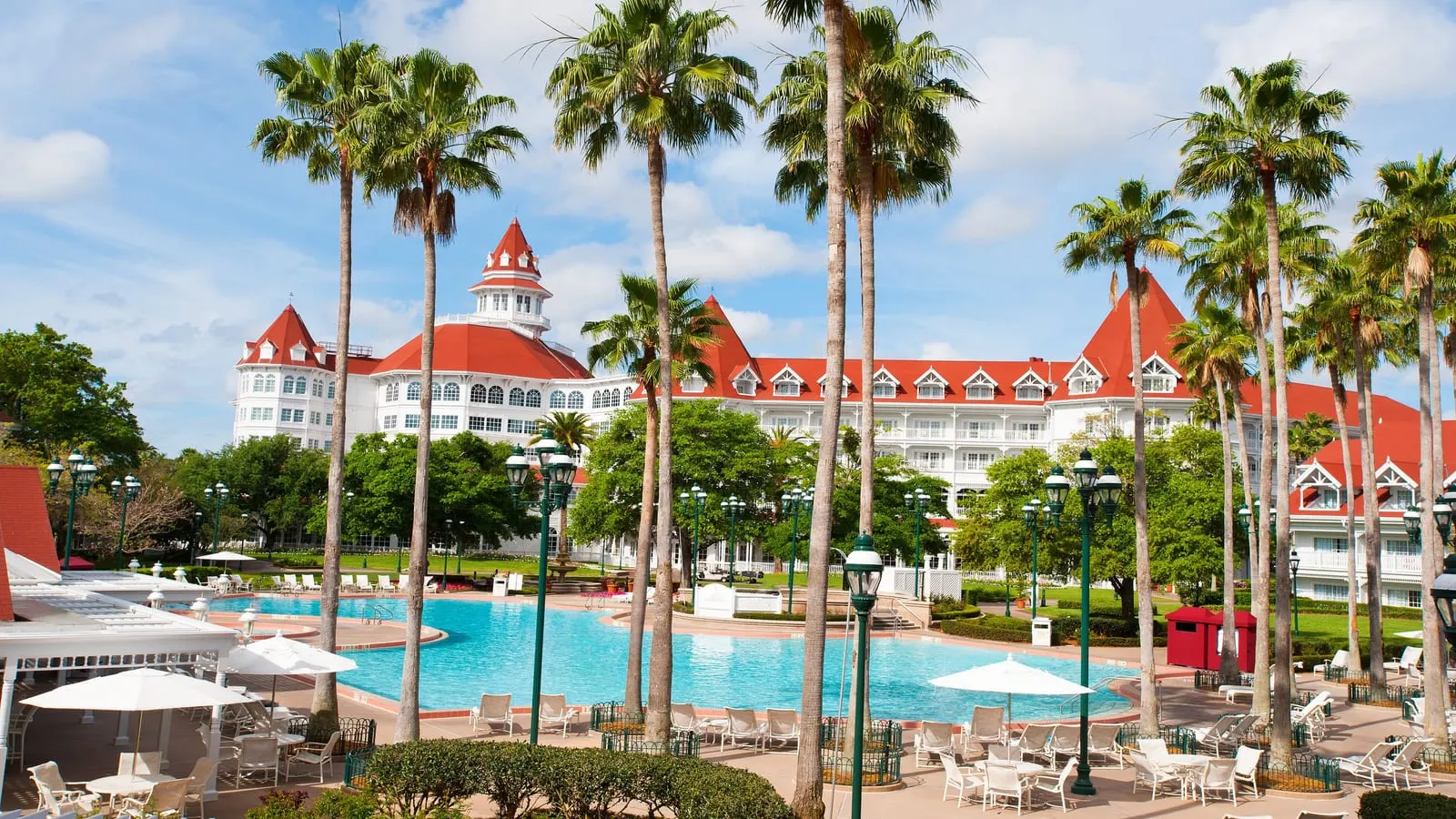 Disney's Grand Floridian Resort & Spa: The Courtyard Pool below the main building