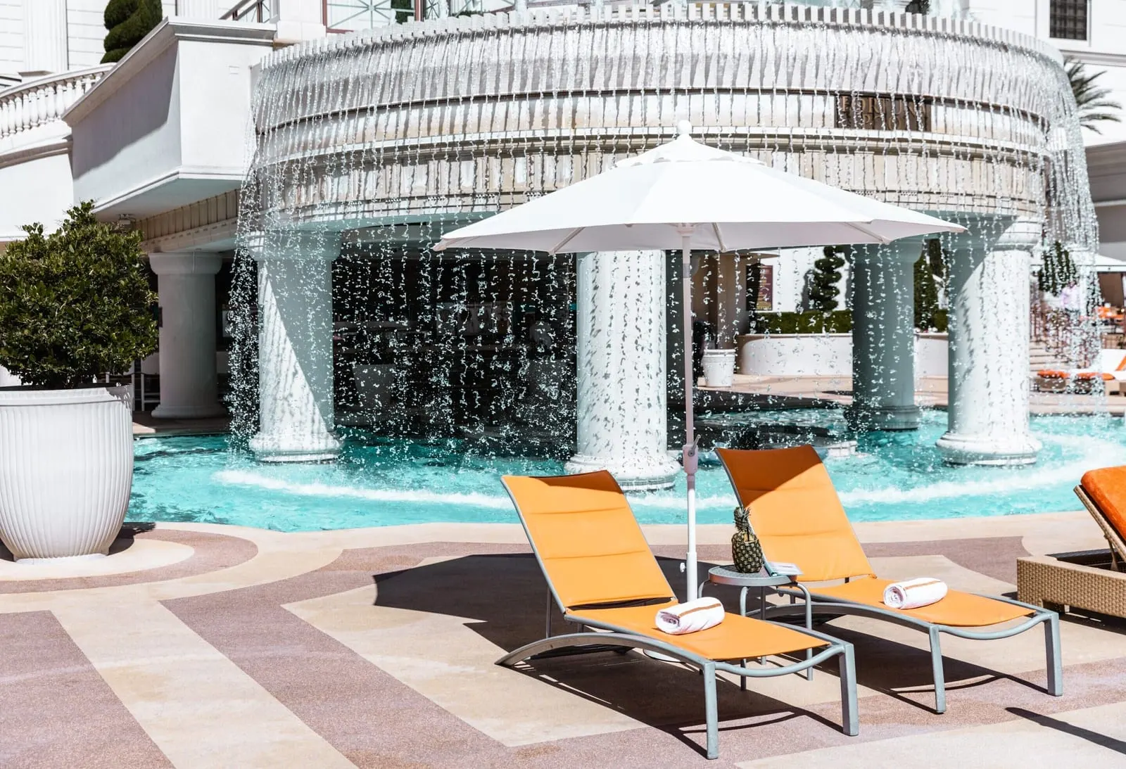 Caesars Palace: The waterfall at the Fortuna Pool
