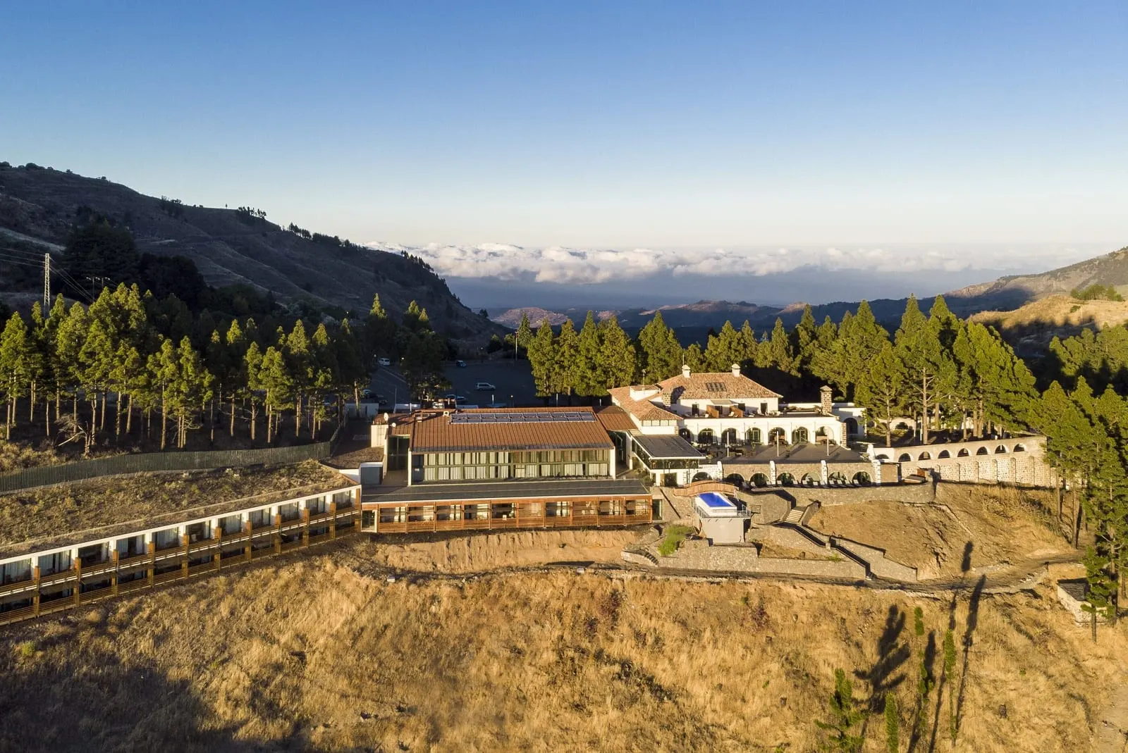 Parador de Cruz de Tejeda: The Parador among the pines at the pass