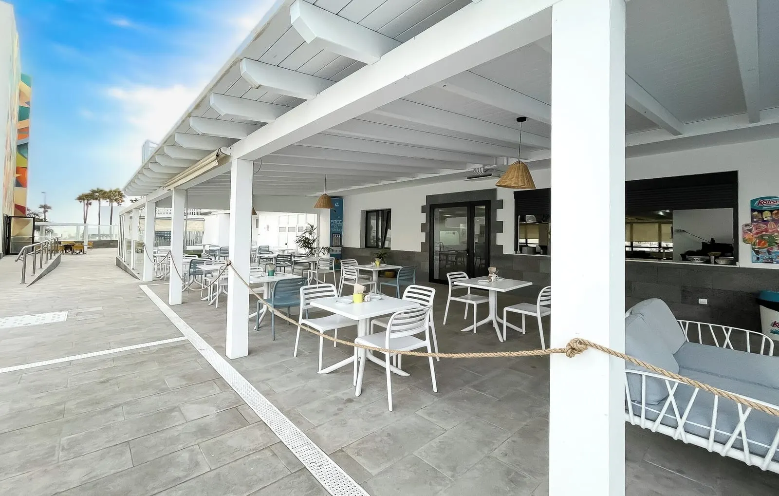 Corralejo Surfing Colors Hotel & Apartments: The covered bar terrace