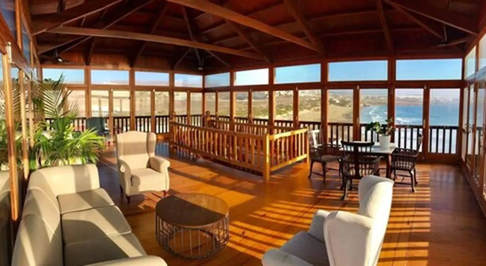 El Mirador de Fuerteventura: A glass-walled lounge looking over the beach