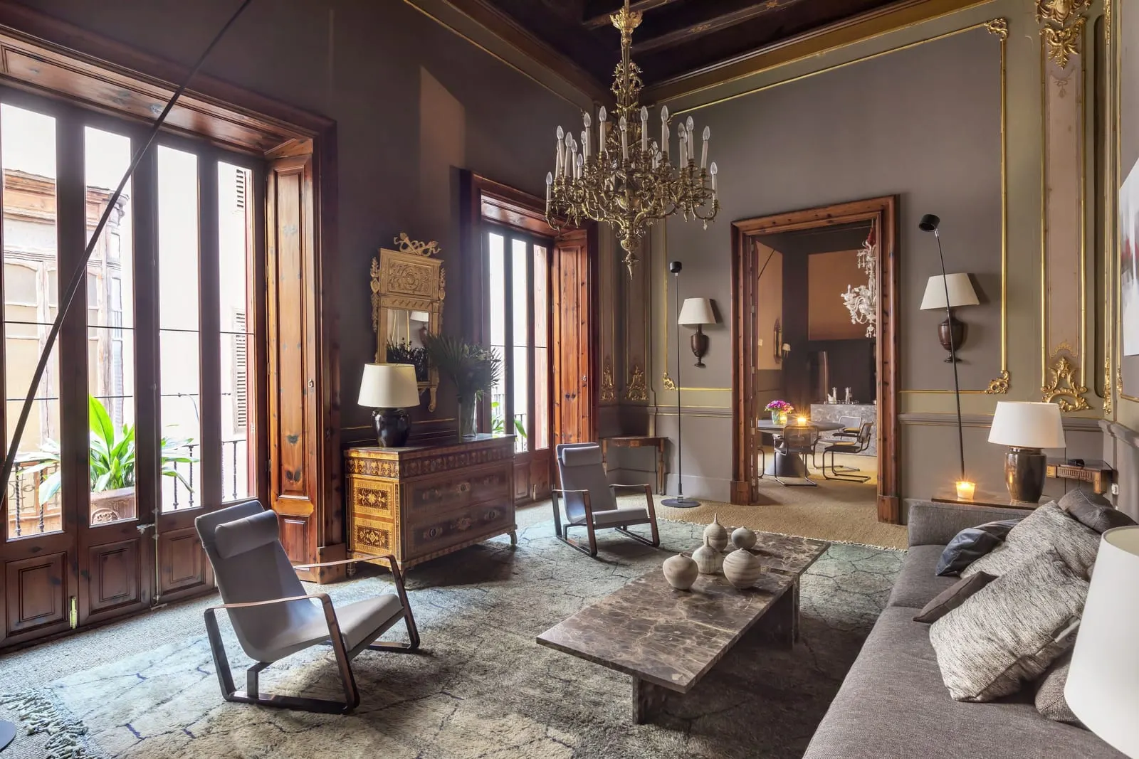 Can Cera: A salon with a chandelier and gilded mouldings