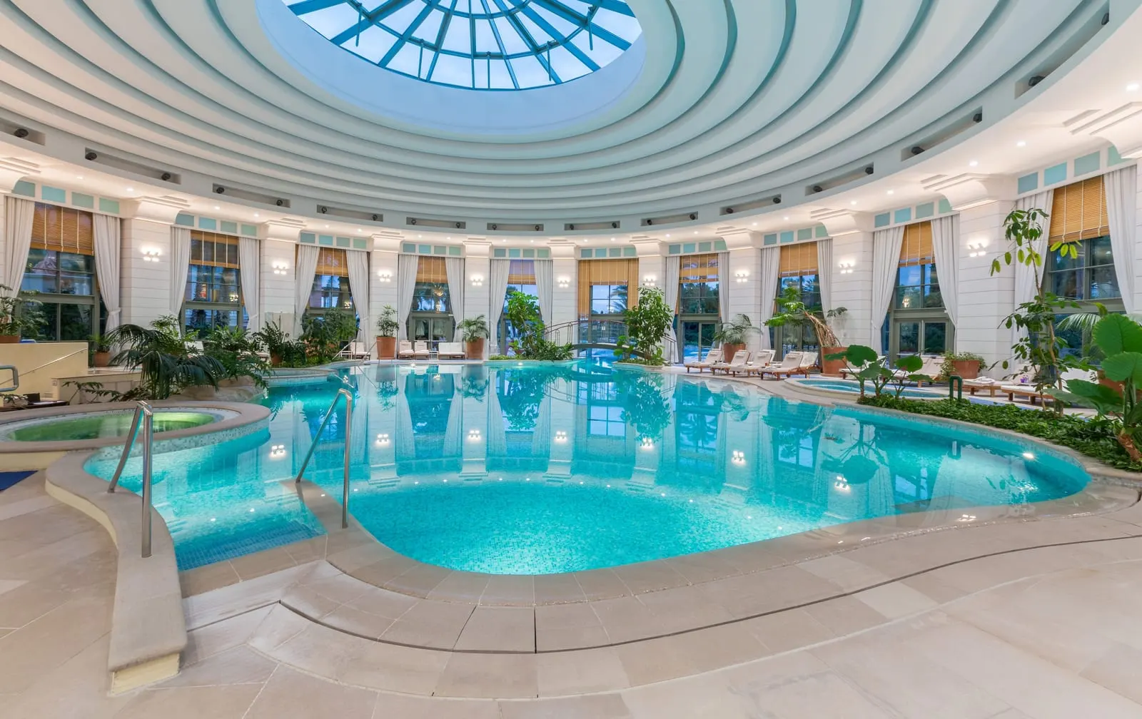 Monte-Carlo Bay Hotel & Resort: Indoor pool beneath the dome