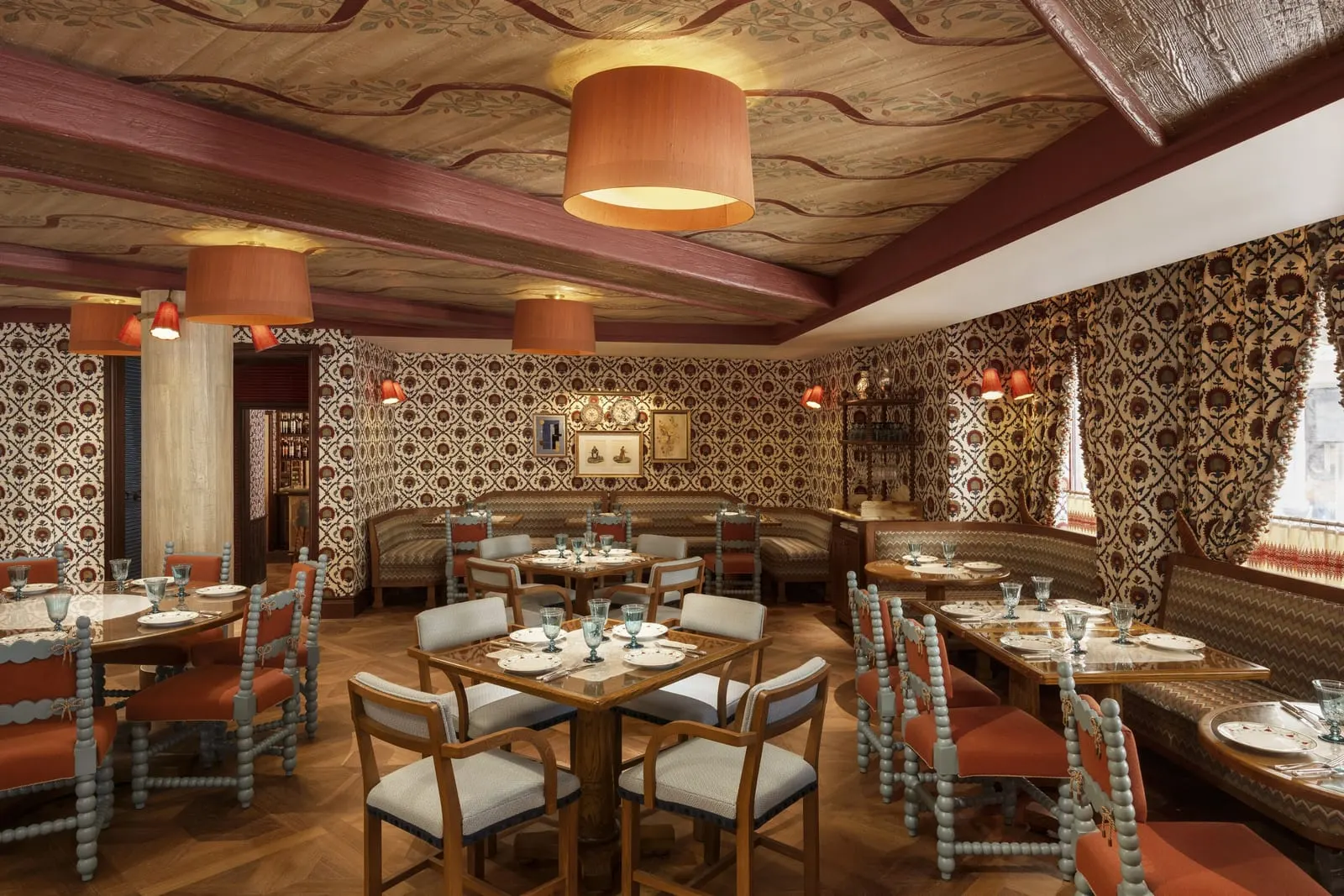 Le Grand Mazarin: Boubalé's dining room under a painted ceiling