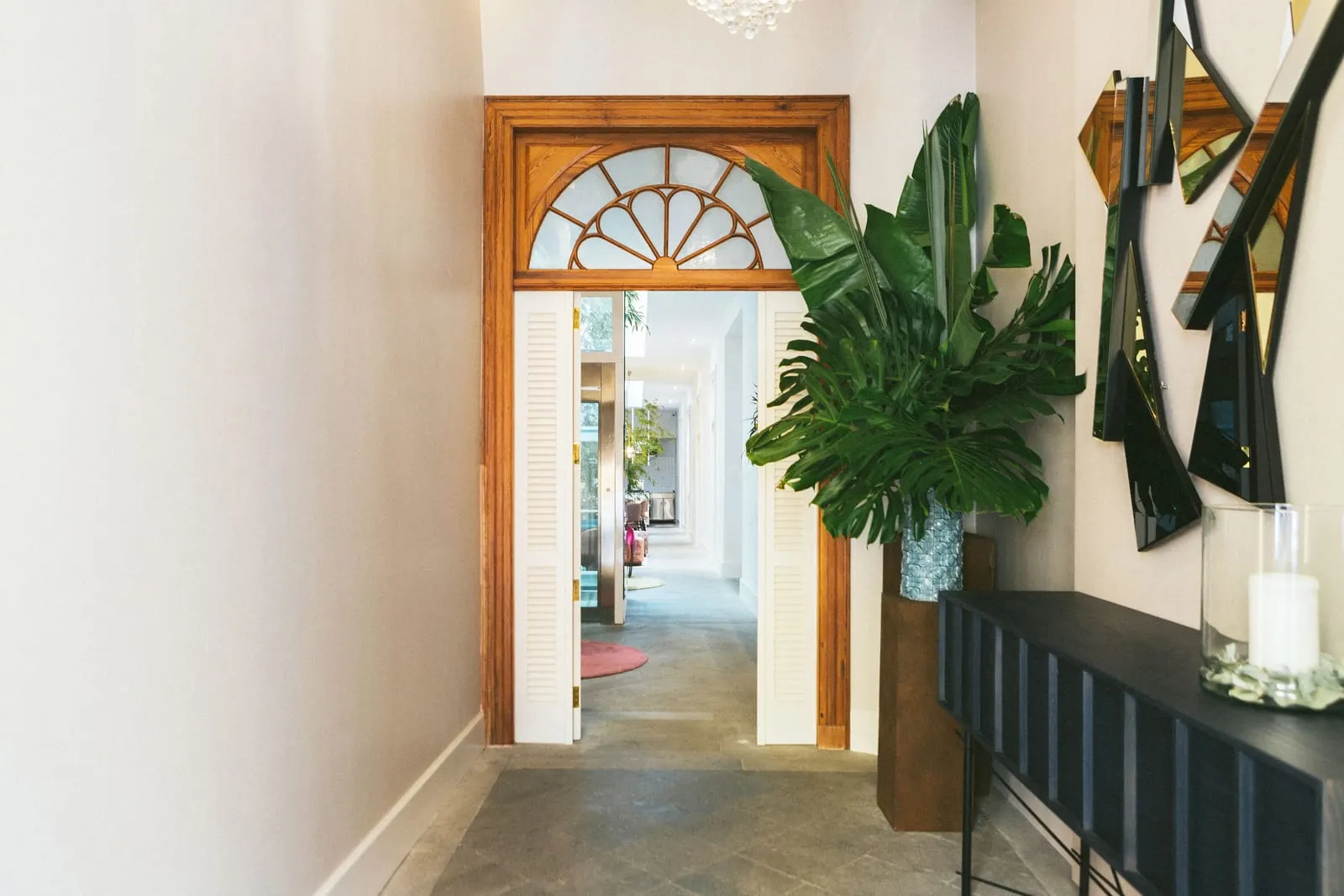 Hotel Veintiuno: The hall, through a wooden fanlight doorway