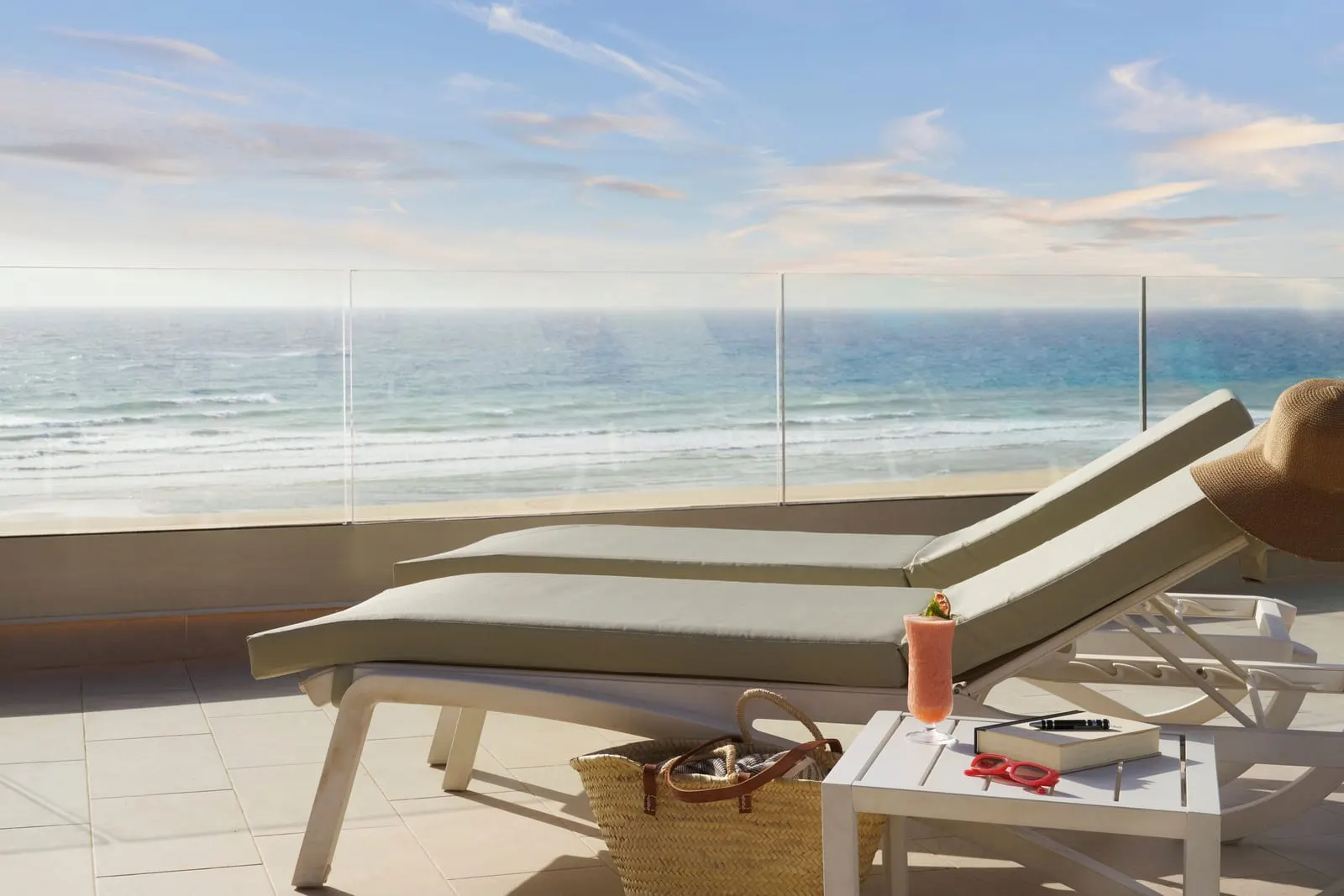 Iberostar Selection Fuerteventura Palace: Sun loungers looking over the beach