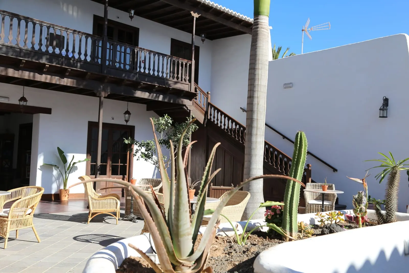 Hotel Boutique Palacio Ico: The courtyard's wooden balconies and staircase
