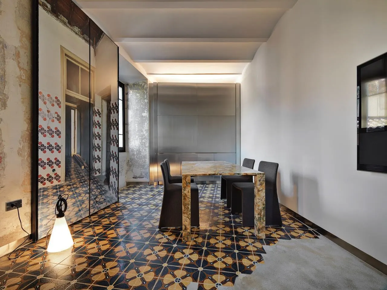 Rhinoceros Roma: A table in one of the apartments