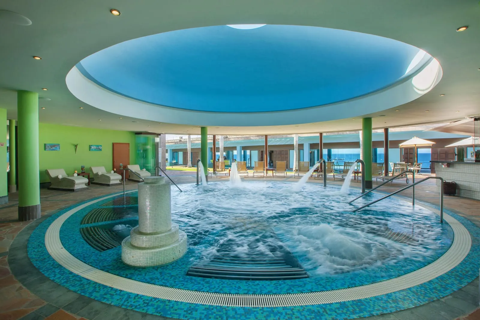 Lopesan Villa del Conde Resort & Thalasso: The seawater vitality pool at Om Thalasso
