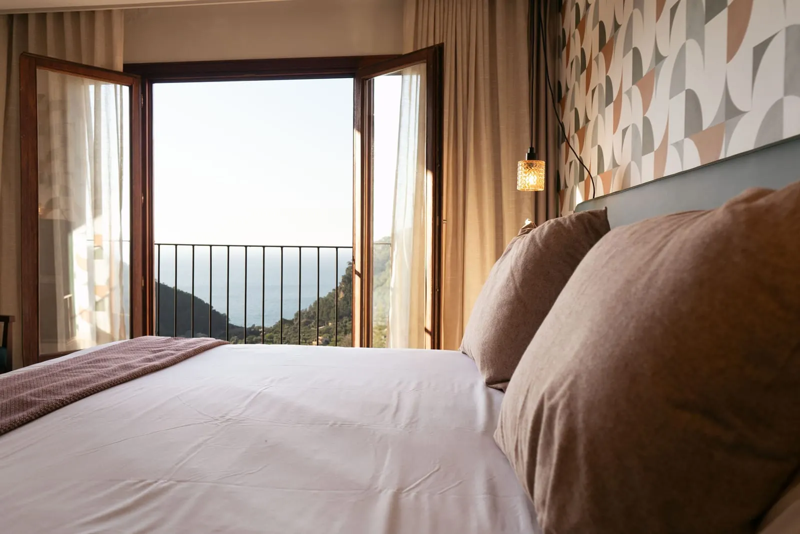 Maristel Hotel & Spa: A bedroom with its balcony doors open