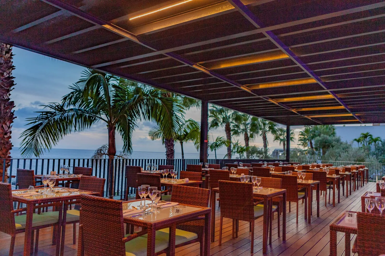 VidaMar Resort Hotel Madeira: A covered dining terrace among the palms