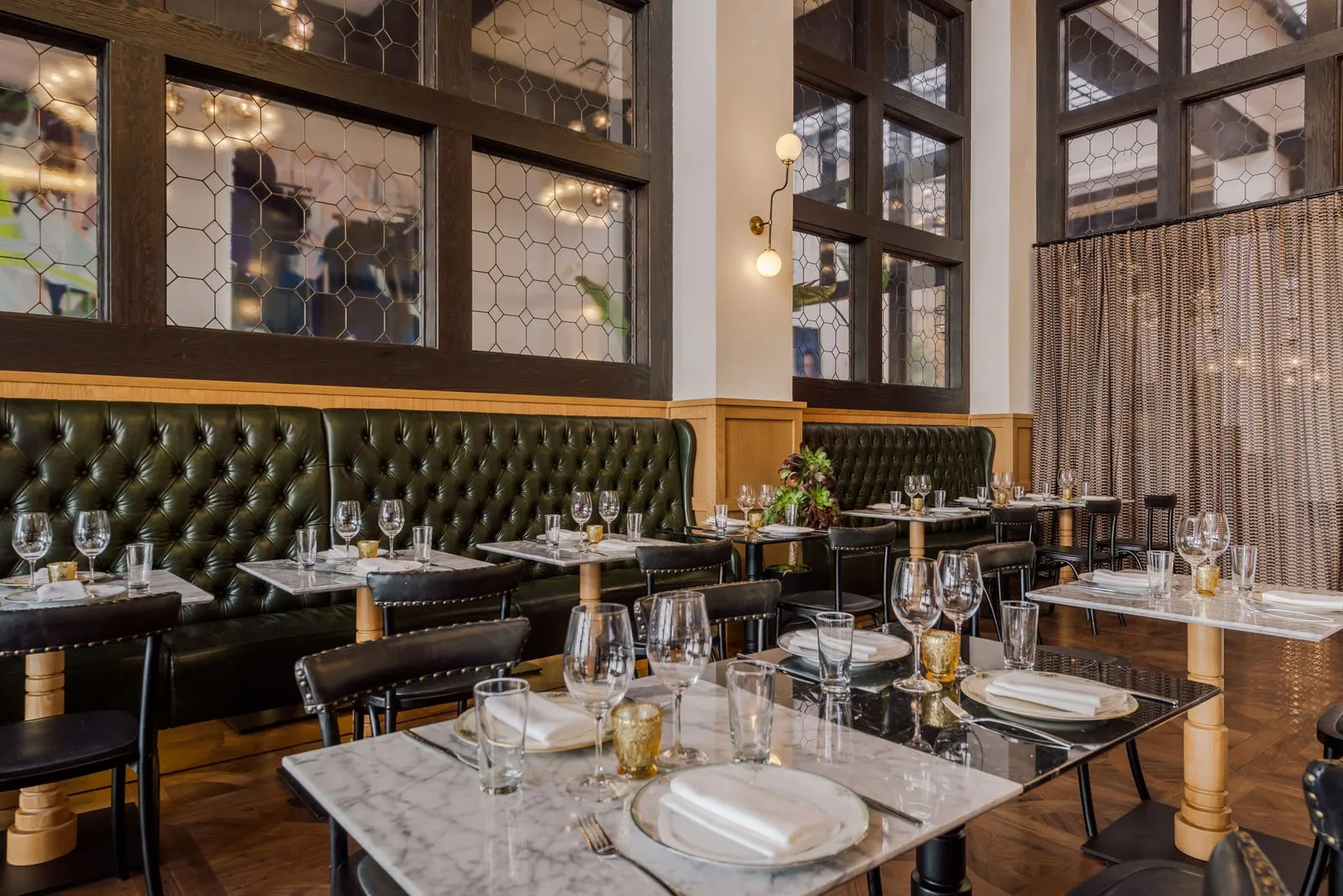 Hotel Figueroa: A dining room with leather banquettes