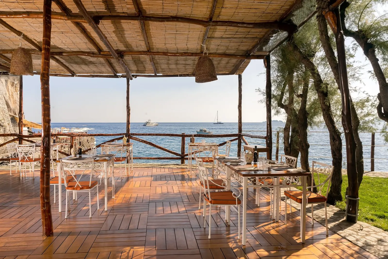 Il San Pietro di Positano: Tables under the reed pergola by the sea