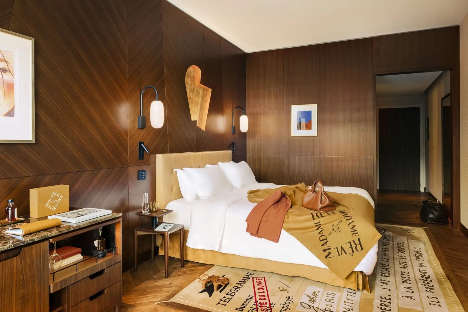 Hôtel Madame Rêve: Post-office motifs on a bedroom carpet