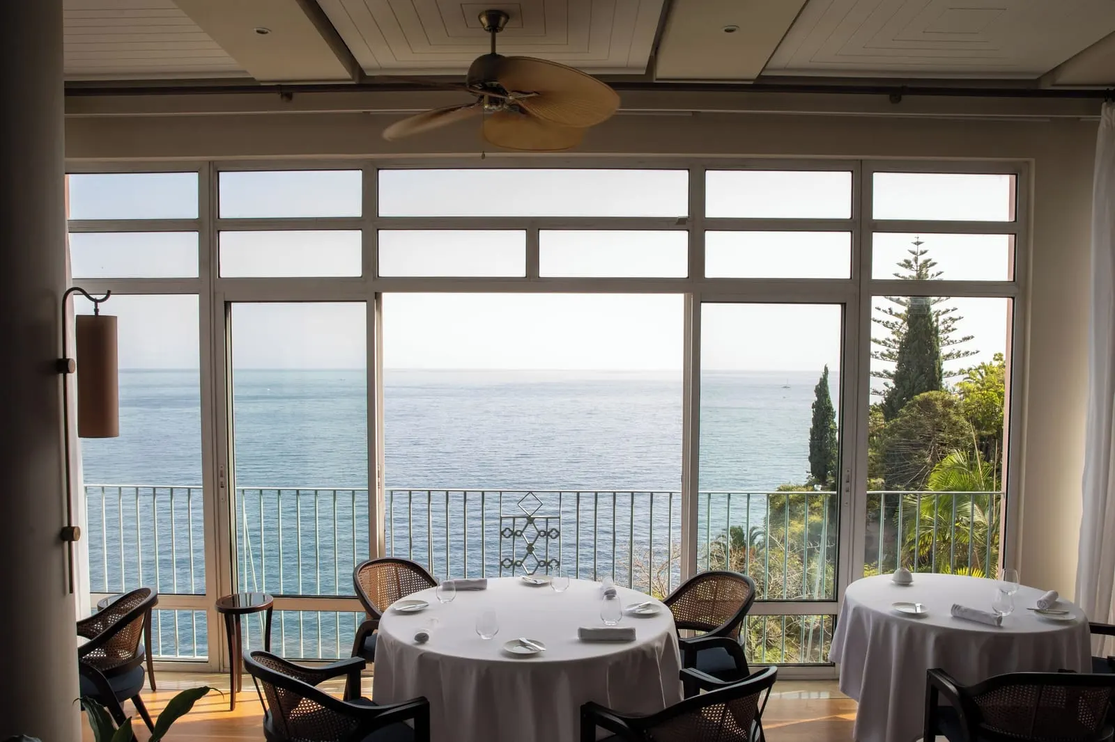 Reid's Palace, A Belmond Hotel: A dining room with tall windows to the sea