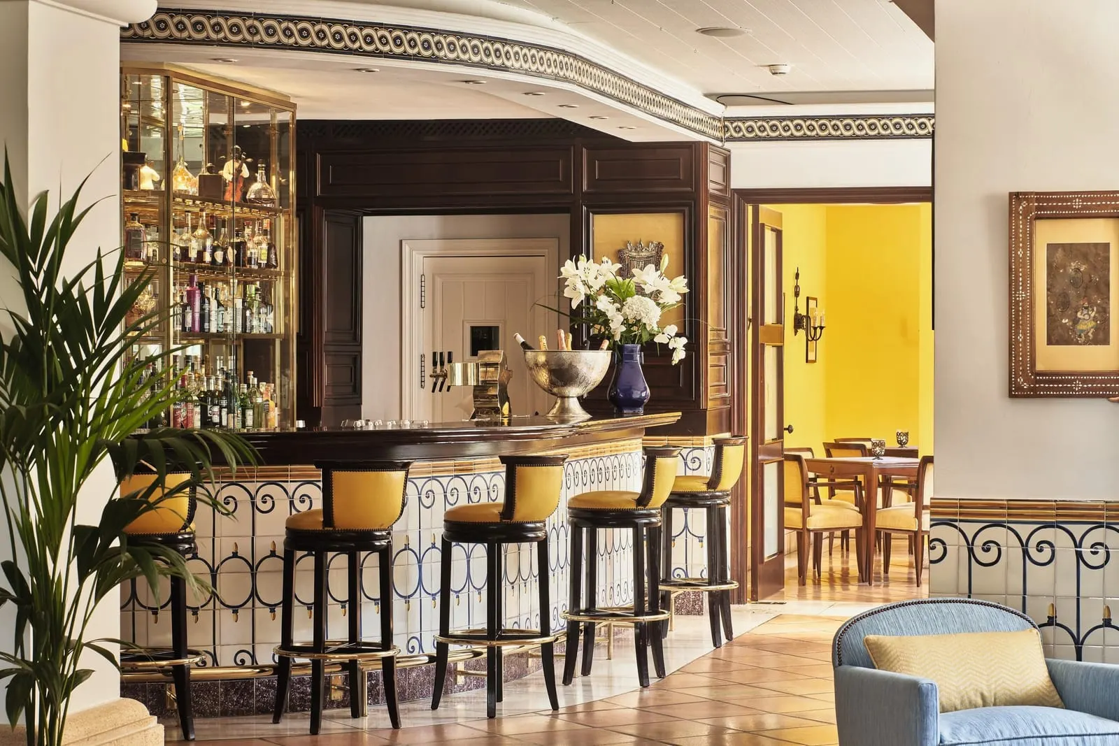 Seaside Grand Hotel Residencia: The bar and its tiled counter