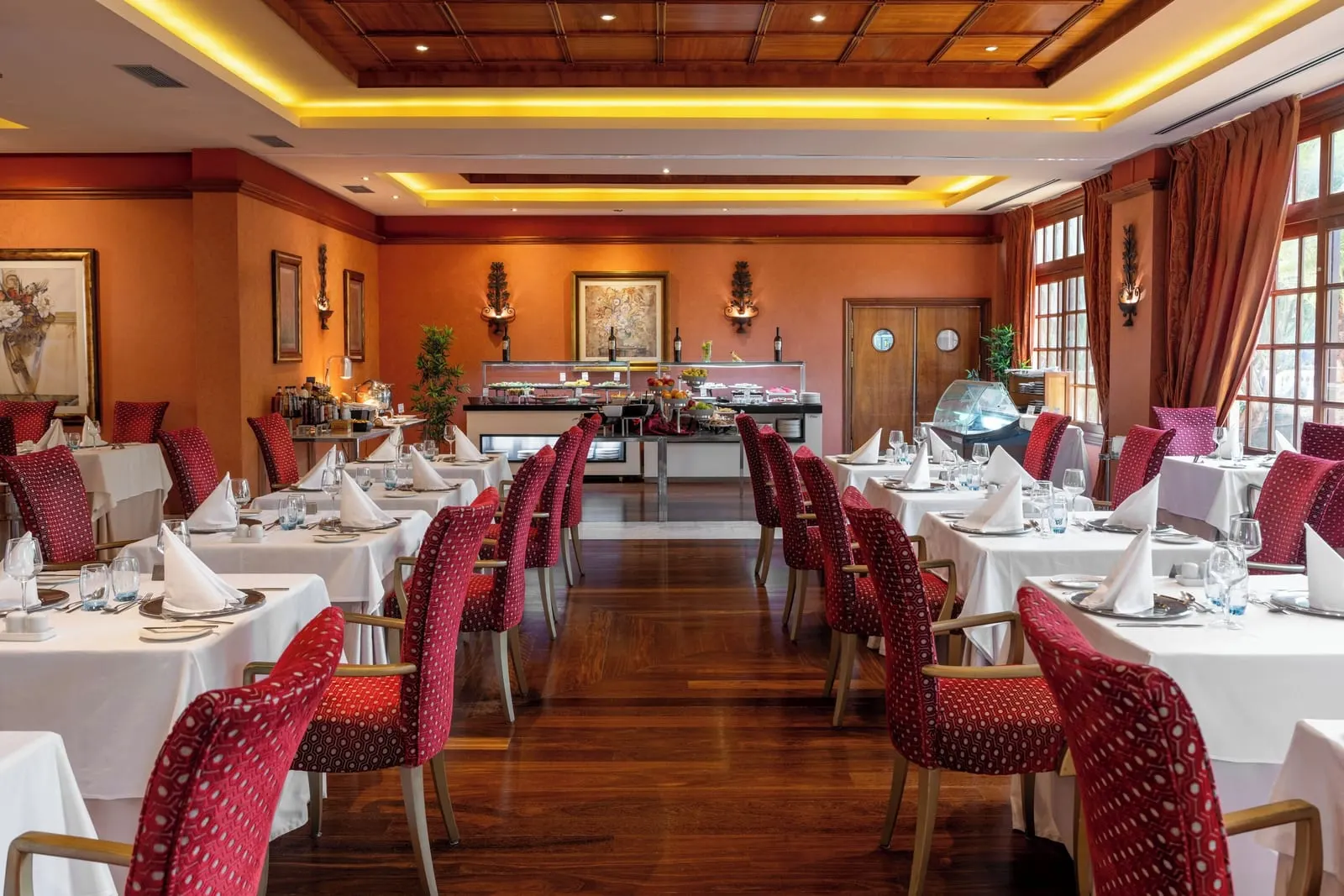 Elba Palace Golf Boutique Hotel: The dining room under a wooden ceiling