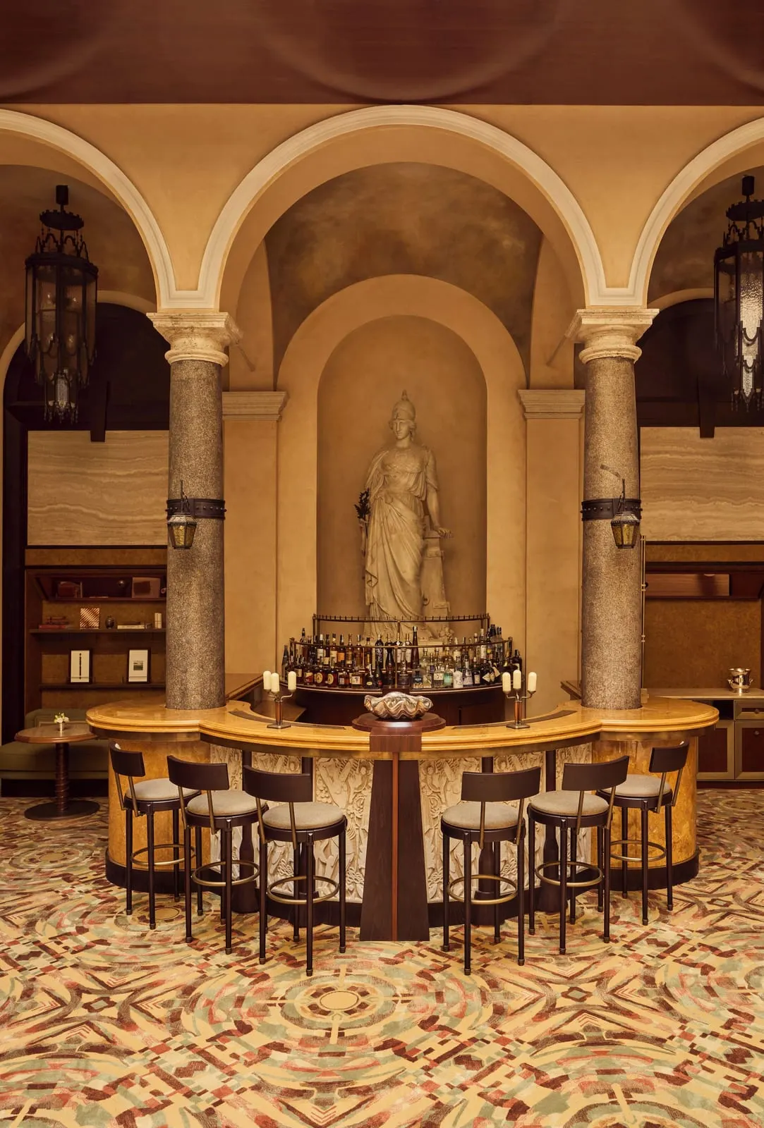 Orient Express La Minerva: The bar, and the goddess behind it