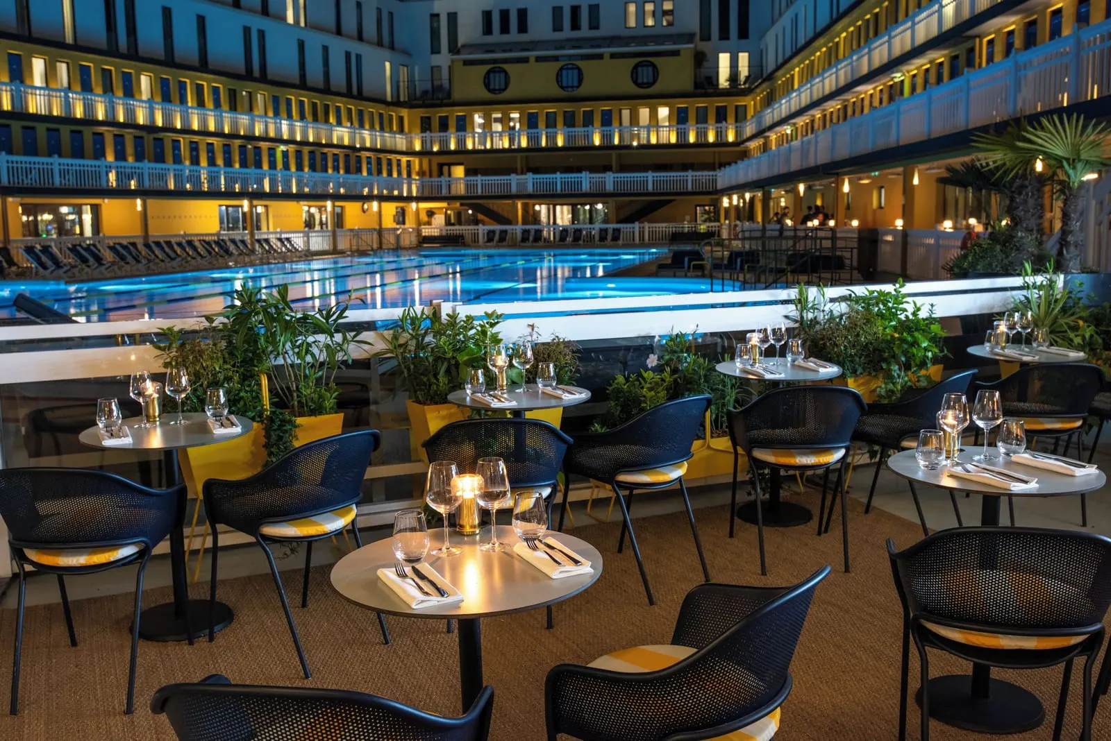 Hôtel Molitor Paris: Tables set facing the outdoor pool