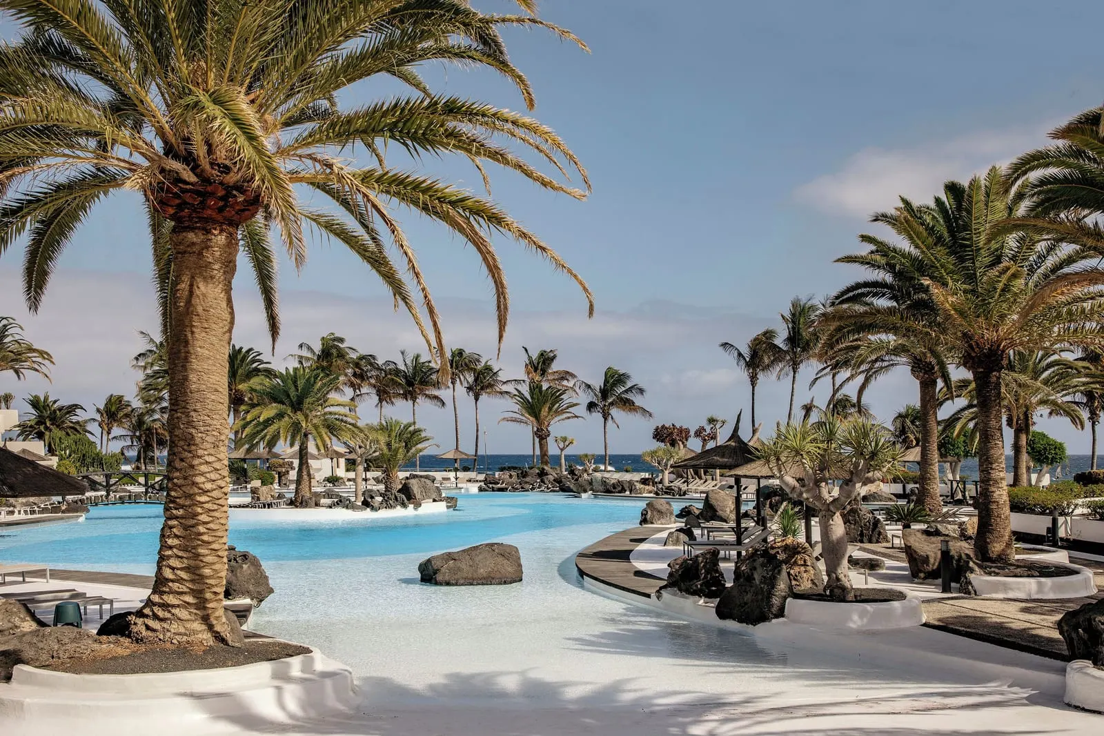 Paradisus Salinas Lanzarote: Basalt boulders in the shallows of the lagoon pool