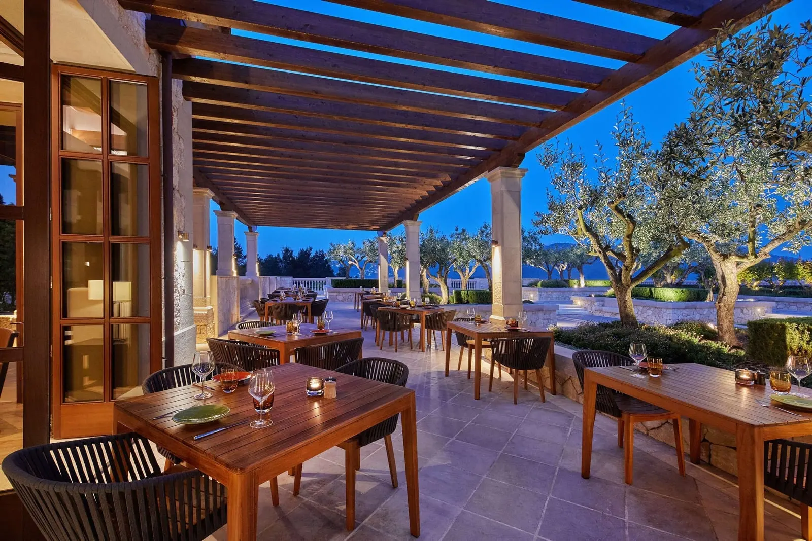 Cap Vermell Grand Hotel: Bravo's terrace under the pergola at dusk