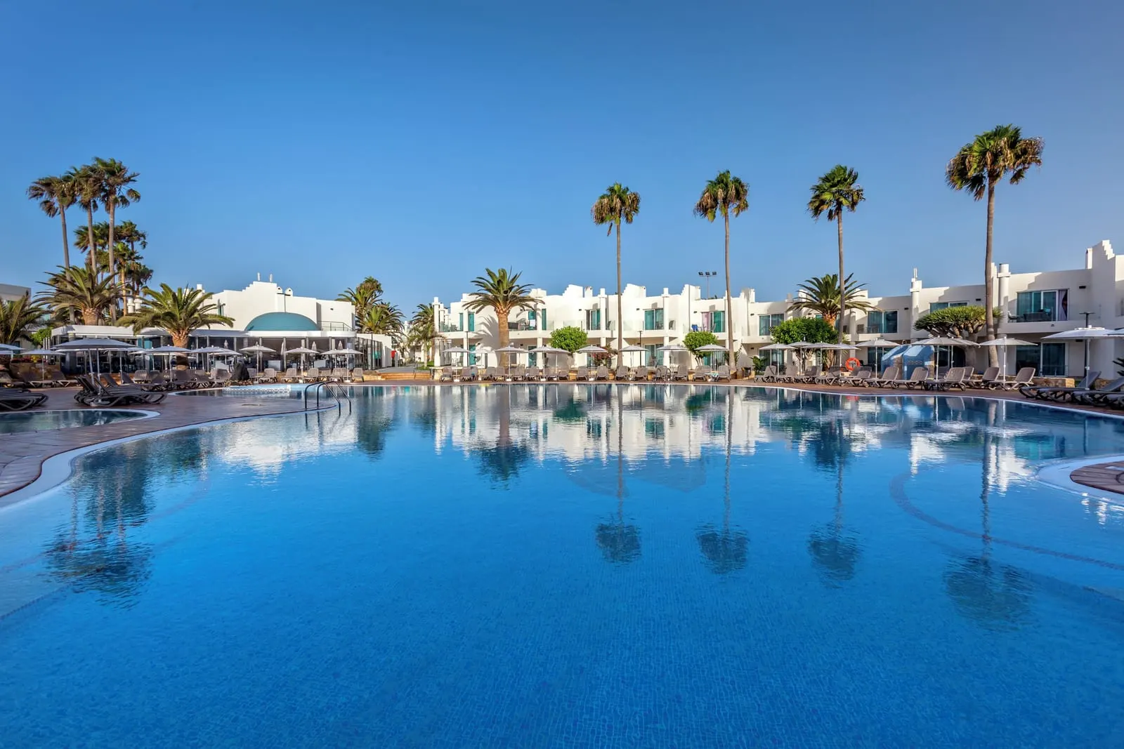 Barceló Corralejo Sands: The main pool ringed by palms and sunbeds