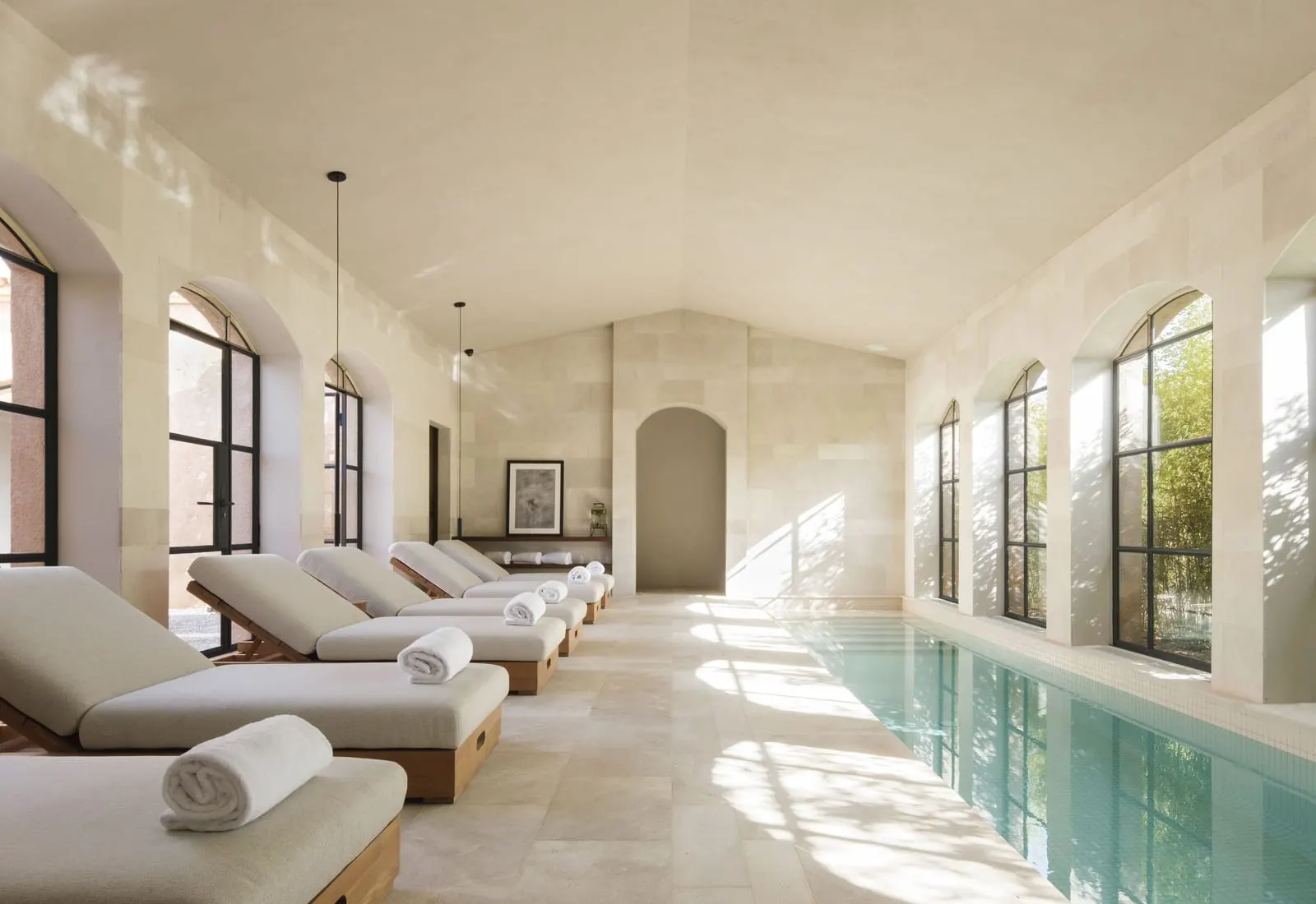 Can Ferrereta: The spa's indoor pool beside arched windows