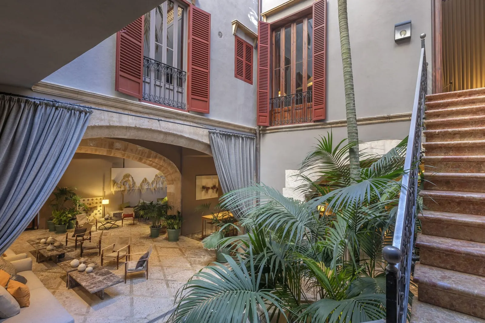 Can Cera: The courtyard staircase and its iron balustrade