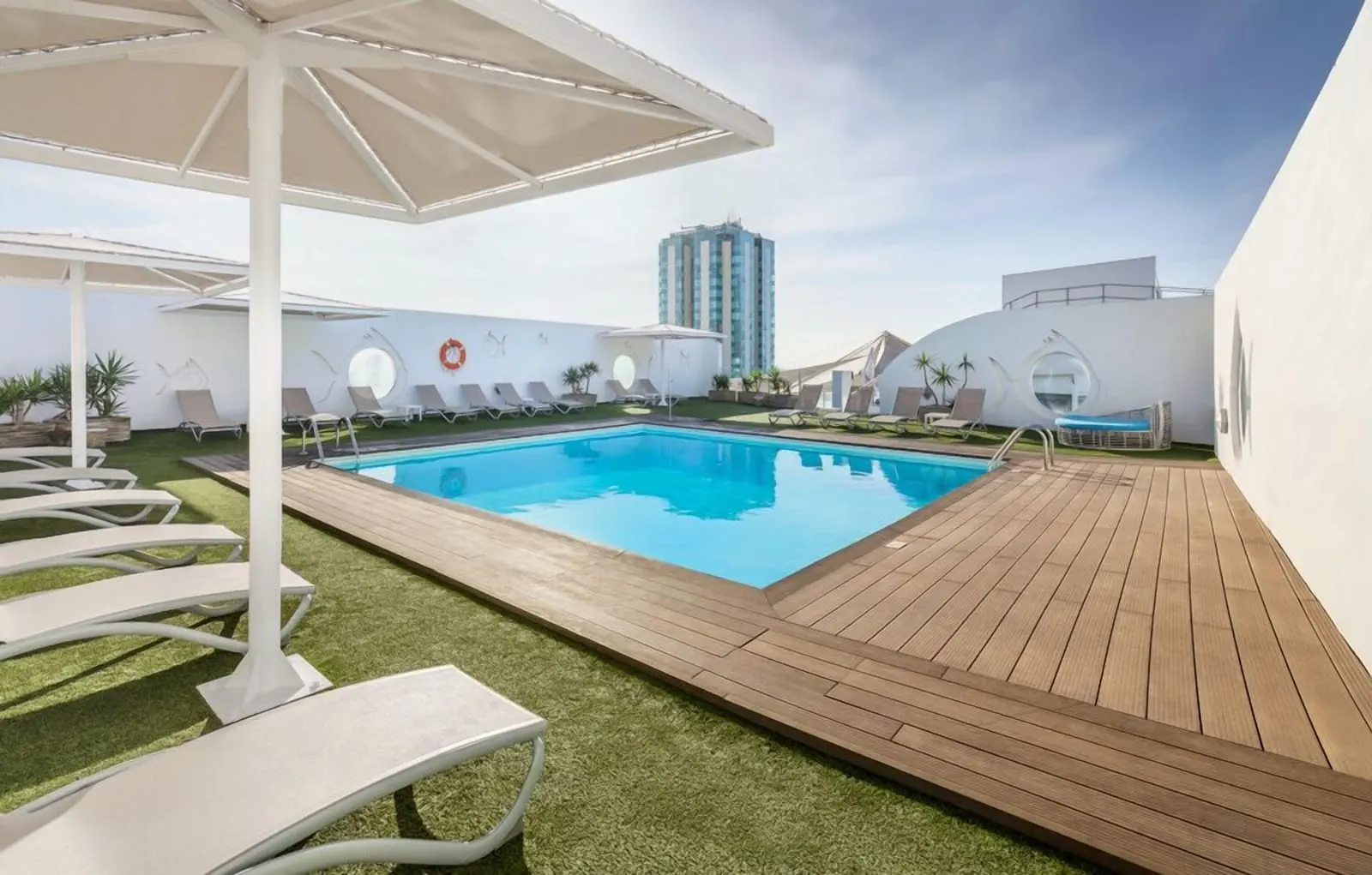 Hotel Lancelot: The rooftop pool, with porthole windows in its sheltering wall