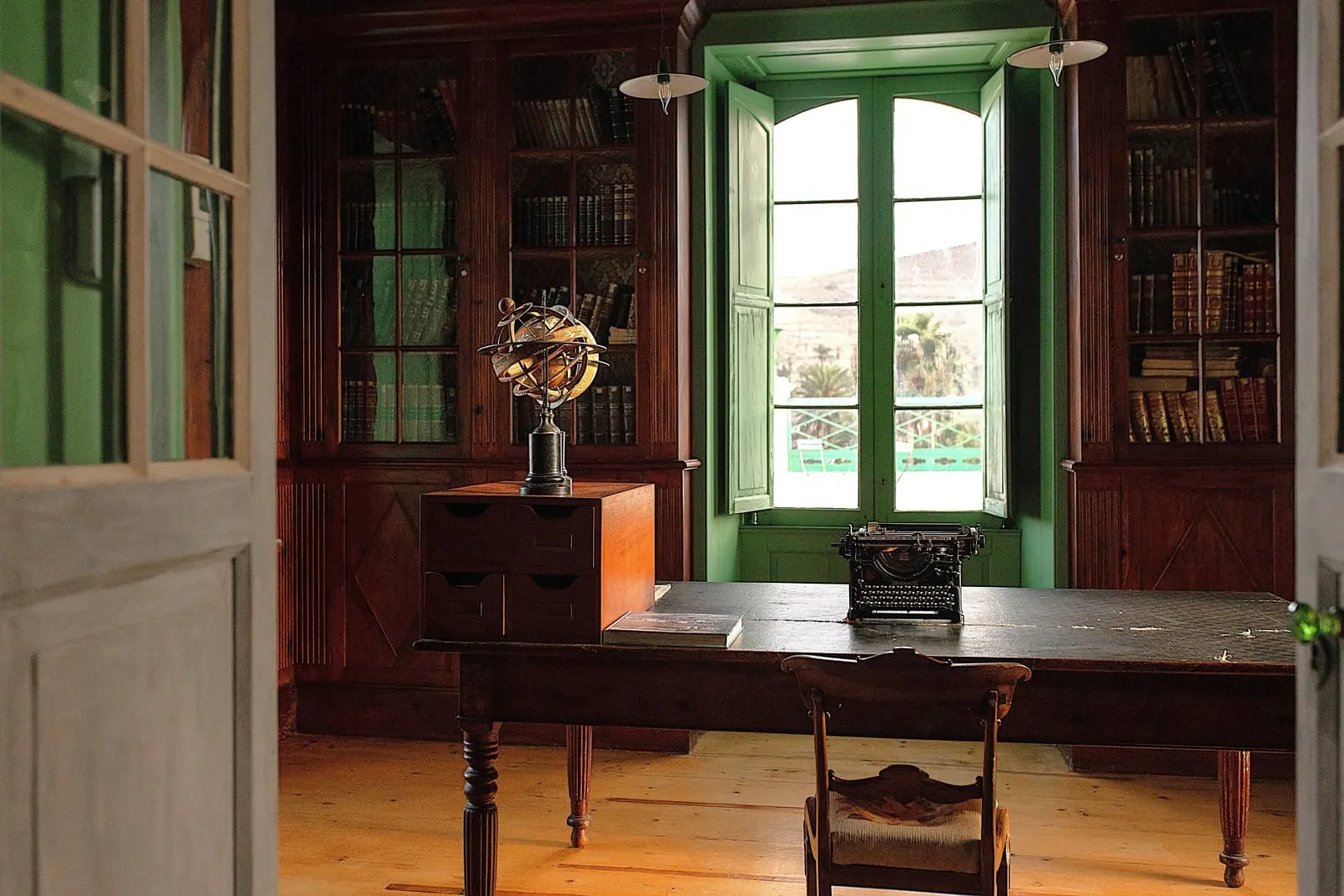 La Casa de los Naranjos: The library, with its old volumes and globe