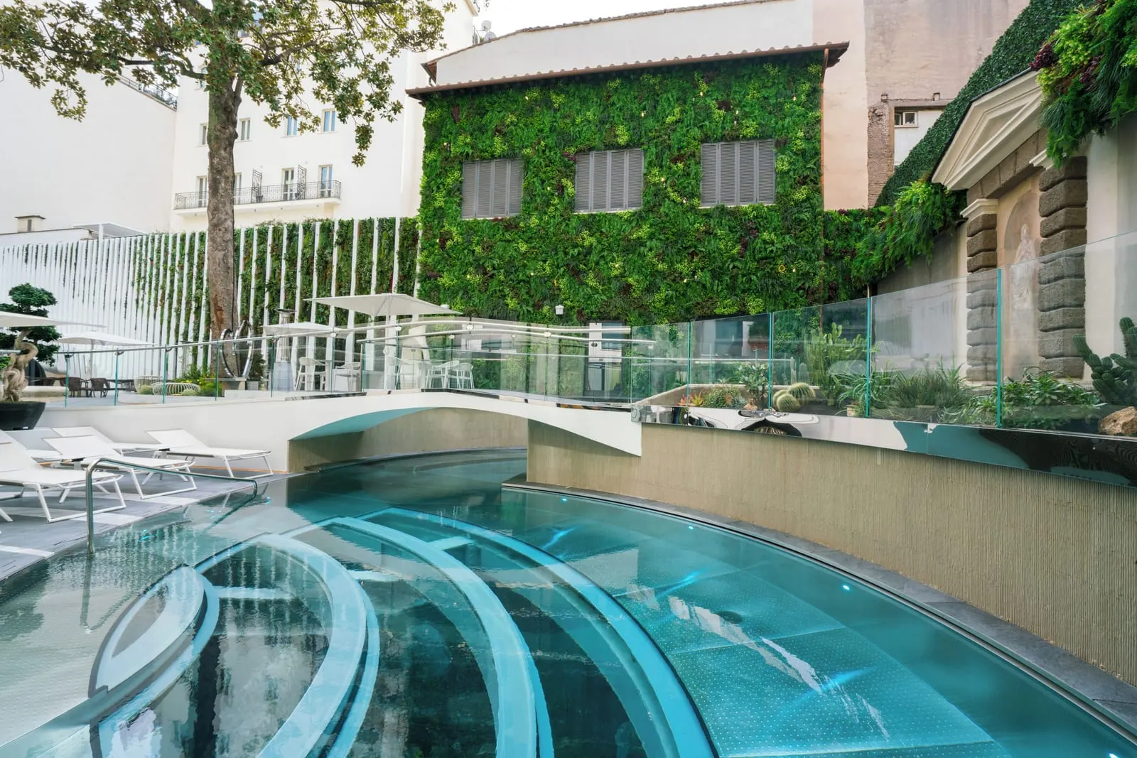 ROMEO Roma: The glass-sided pool in the courtyard garden