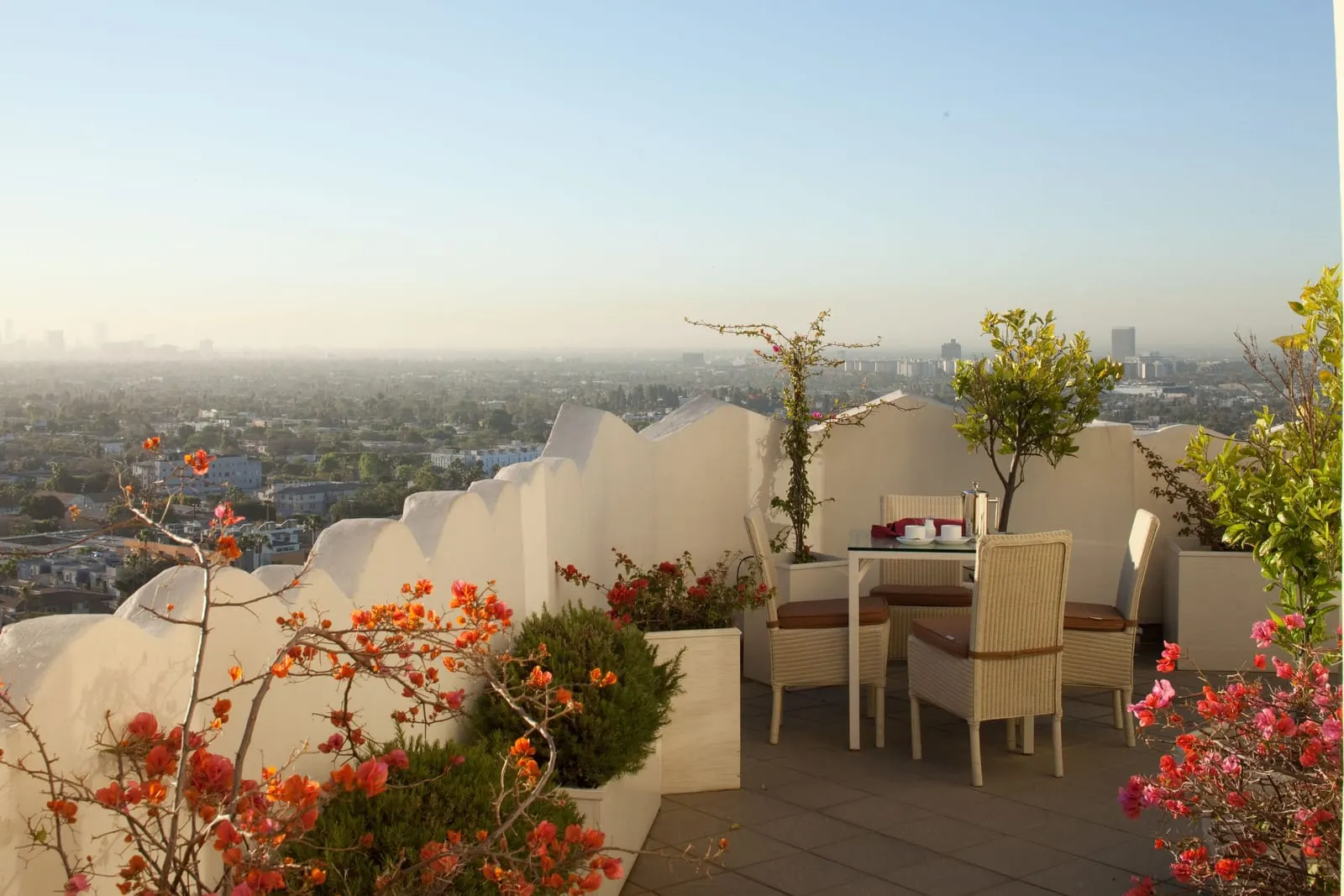 Sunset Tower Hotel: A planted terrace above the city