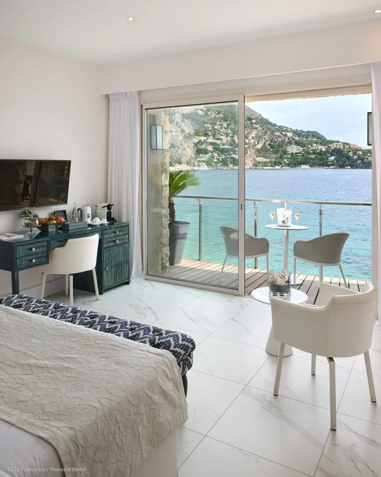 Cap Estel: Bedroom opening onto a sea-view balcony