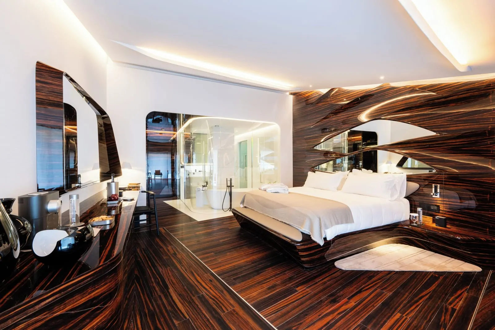ROMEO Roma: A bedroom in ebony