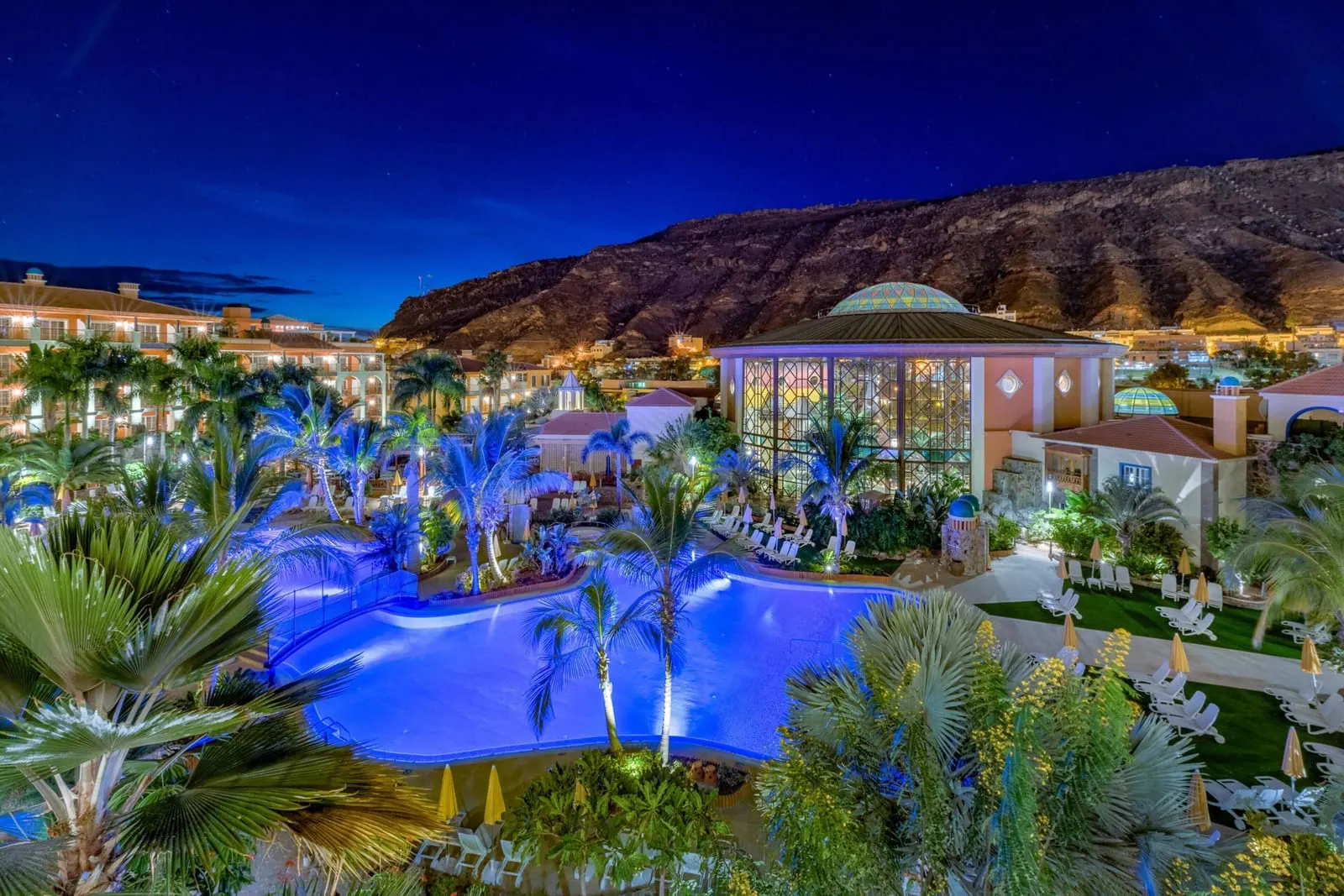 Hotel Cordial Mogán Playa: The quiet pool and domed main building after dark