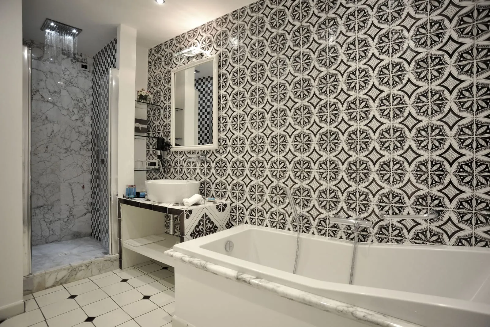 Hotel Marina Riviera: A Deluxe bathroom with bath and walk-in shower