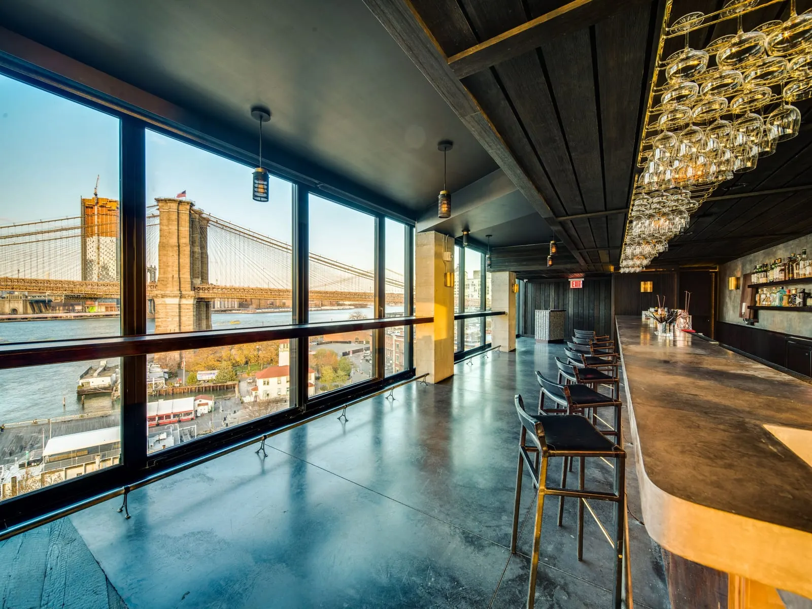 1 Hotel Brooklyn Bridge: The lounge, with the Brooklyn Bridge through the glass