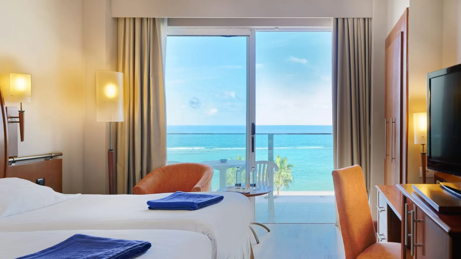 Bull Reina Isabel & Spa: A sea-view twin room and its balcony