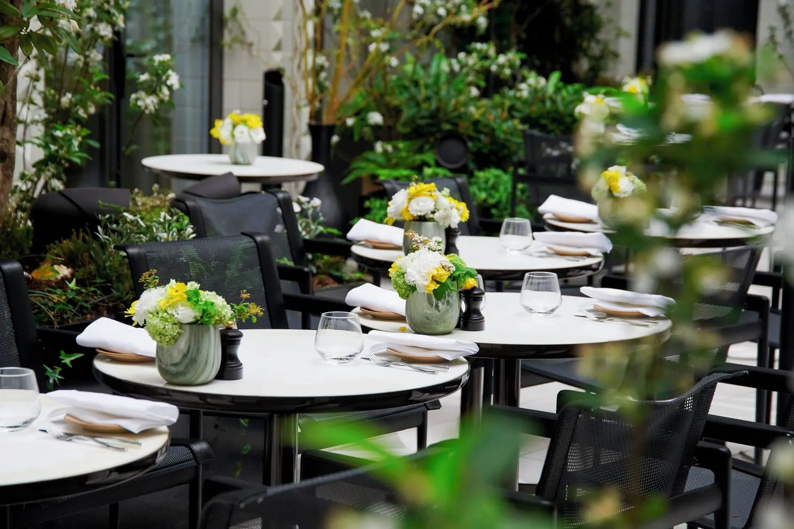 Mandarin Oriental Lutetia, Paris: Tables laid among the plants of the inner courtyard