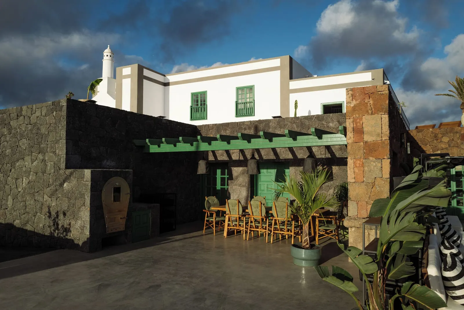 Hotel César Lanzarote: A bar terrace against lava stone walls