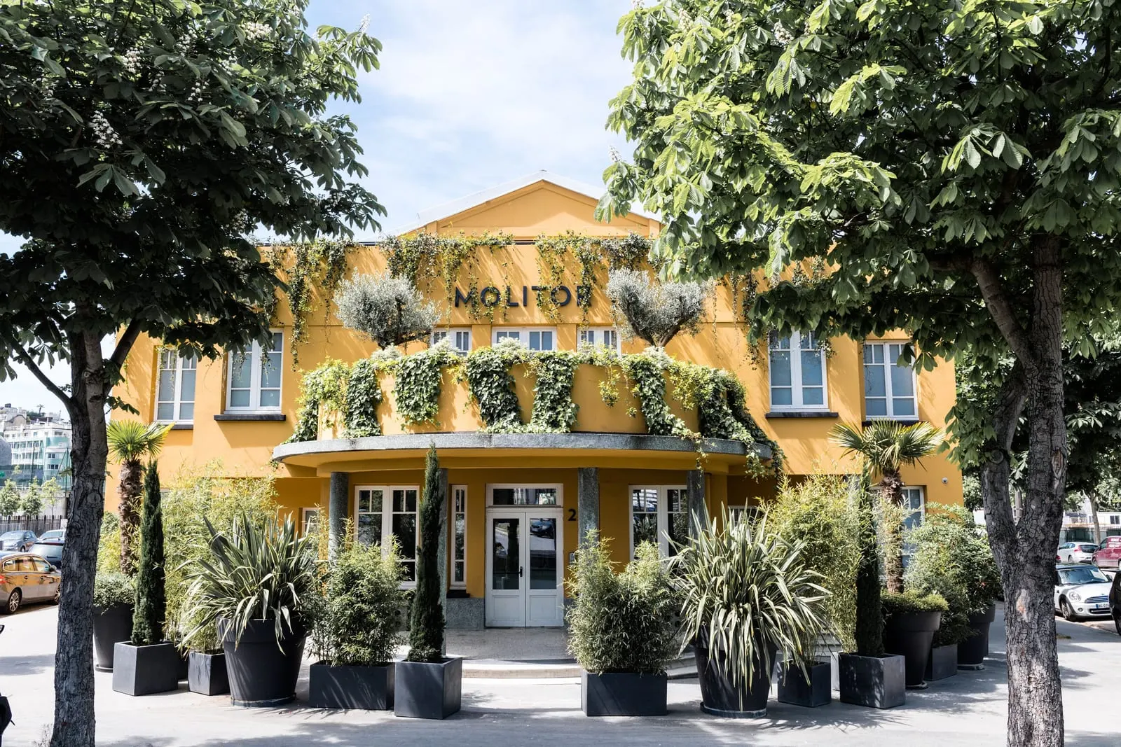 Hôtel Molitor Paris: The entrance on Avenue de la Porte Molitor