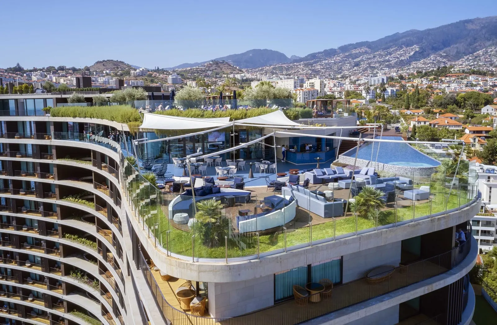Savoy Palace: The rooftop bar terrace below Funchal's hills