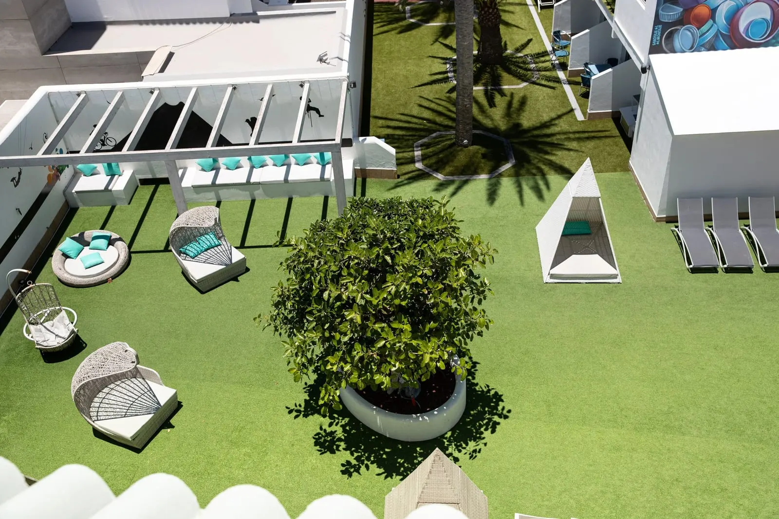 Corralejo Surfing Colors Hotel & Apartments: The chill-out lawn with day beds