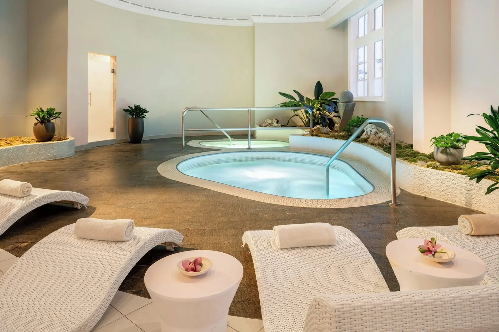 The Ritz-Carlton Orlando, Grande Lakes: A whirlpool in the spa lounge