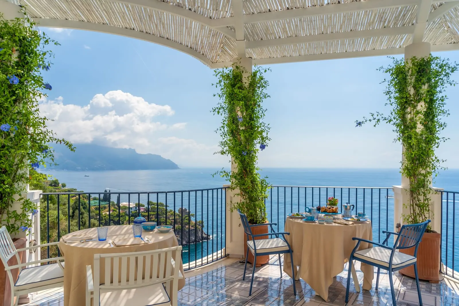 Borgo Santandrea: Tables laid on a pergola terrace above the sea