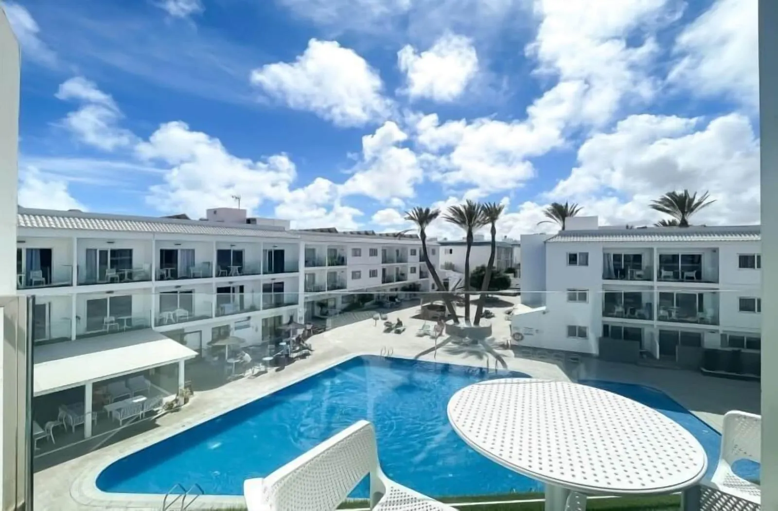 Corralejo Surfing Colors Hotel & Apartments: The heated pool in the courtyard